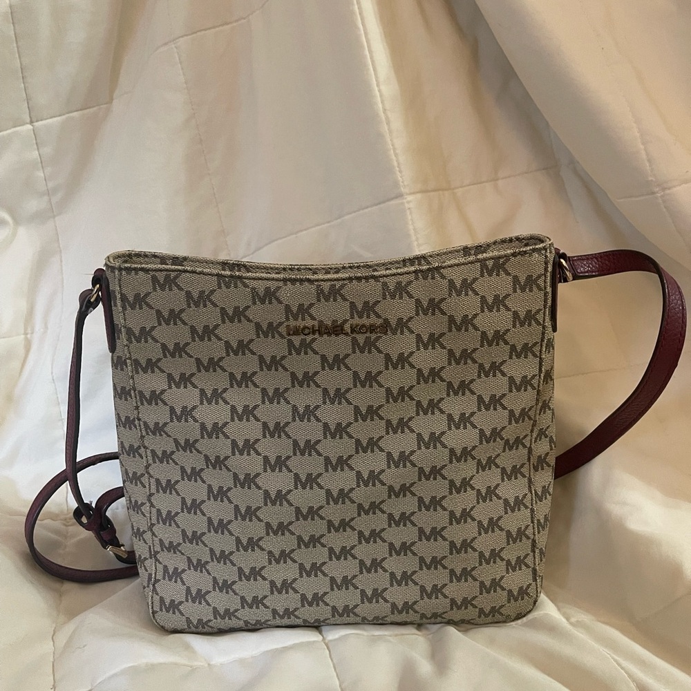 Classic print Michael Kors Crossbody Condition